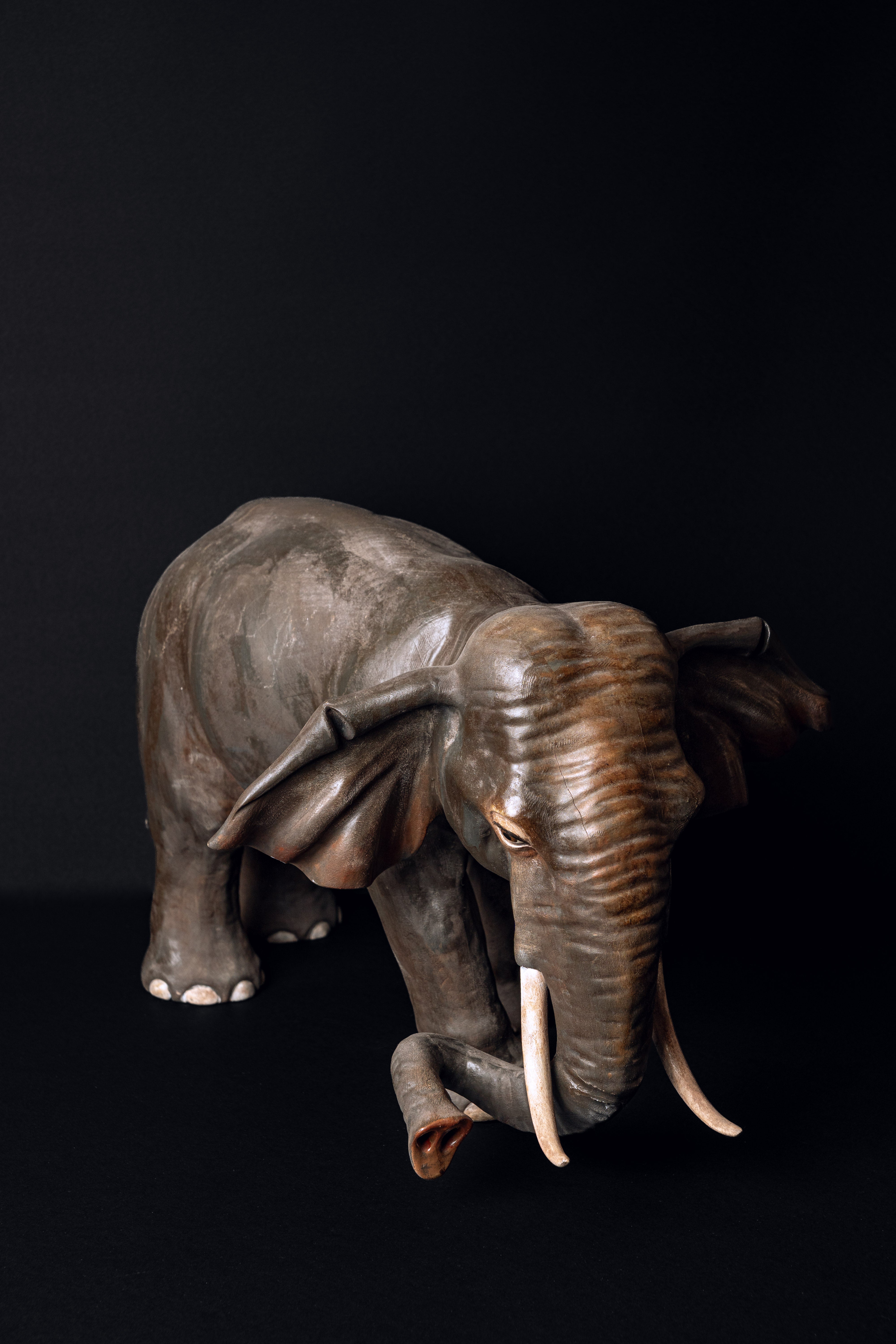 Elefante seduto in legno da 15 cm, statua in legno, intaglio del legno, figurina, decorazione per la casa, ornamento, regalo di compleanno, fatto a mano, idea regalo - Italia